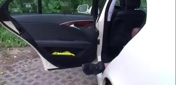  MILF Taxifahrerin leasst sich von Kunden im Auto ficken